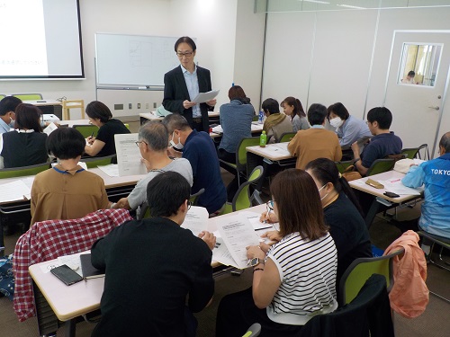 参加者がグループワークをしている様子