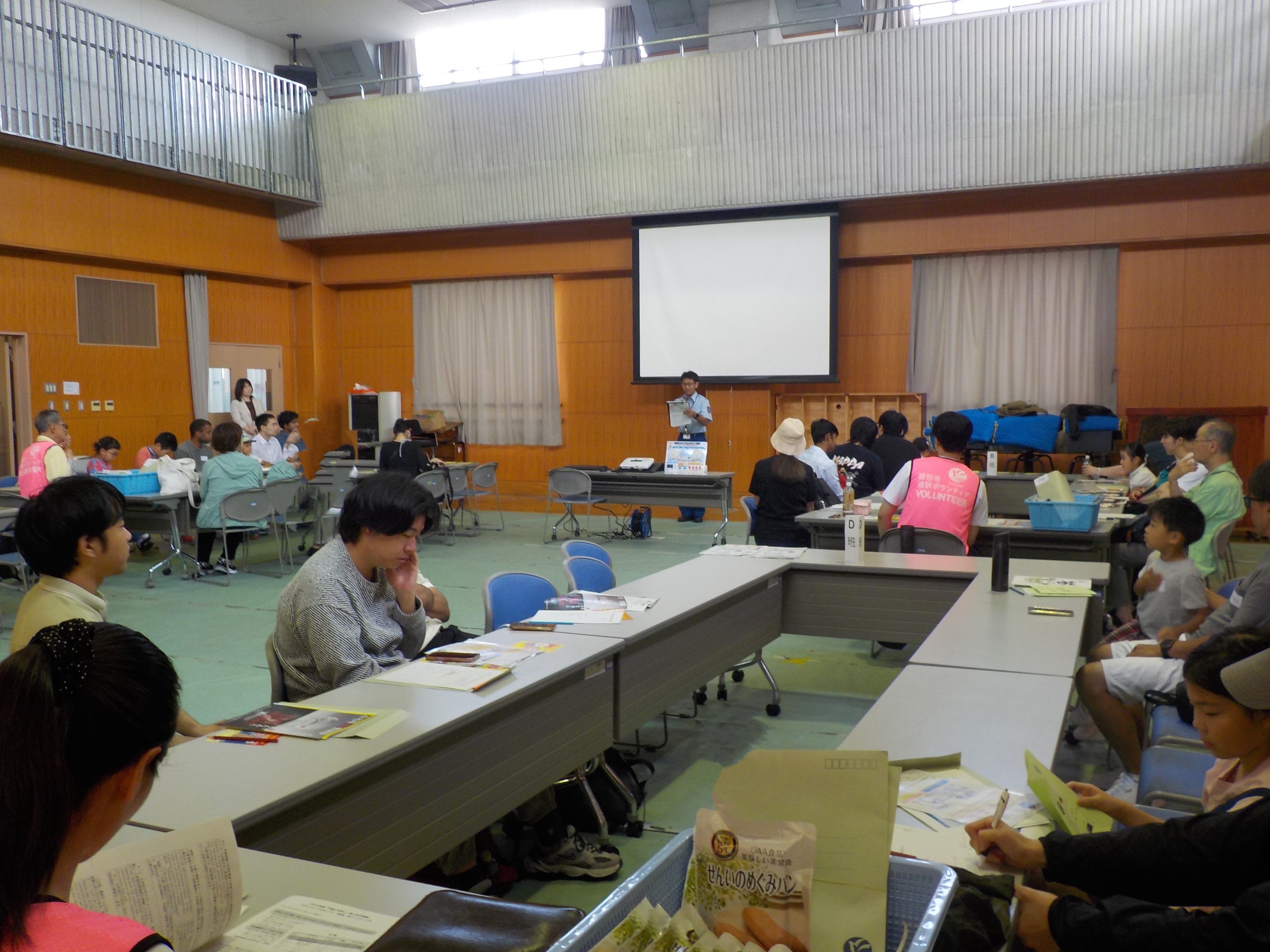 2026年度外国人市民と一緒に防災訓練中住宅用火災警報器について説明している時の様子