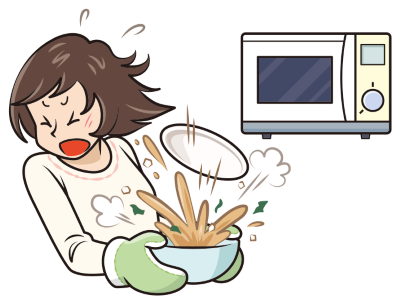 電子レンジから取り出した汁物が飛び出している様子