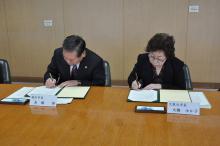協定書に署名をする高橋市長（写真左）と大橋学長（写真右）