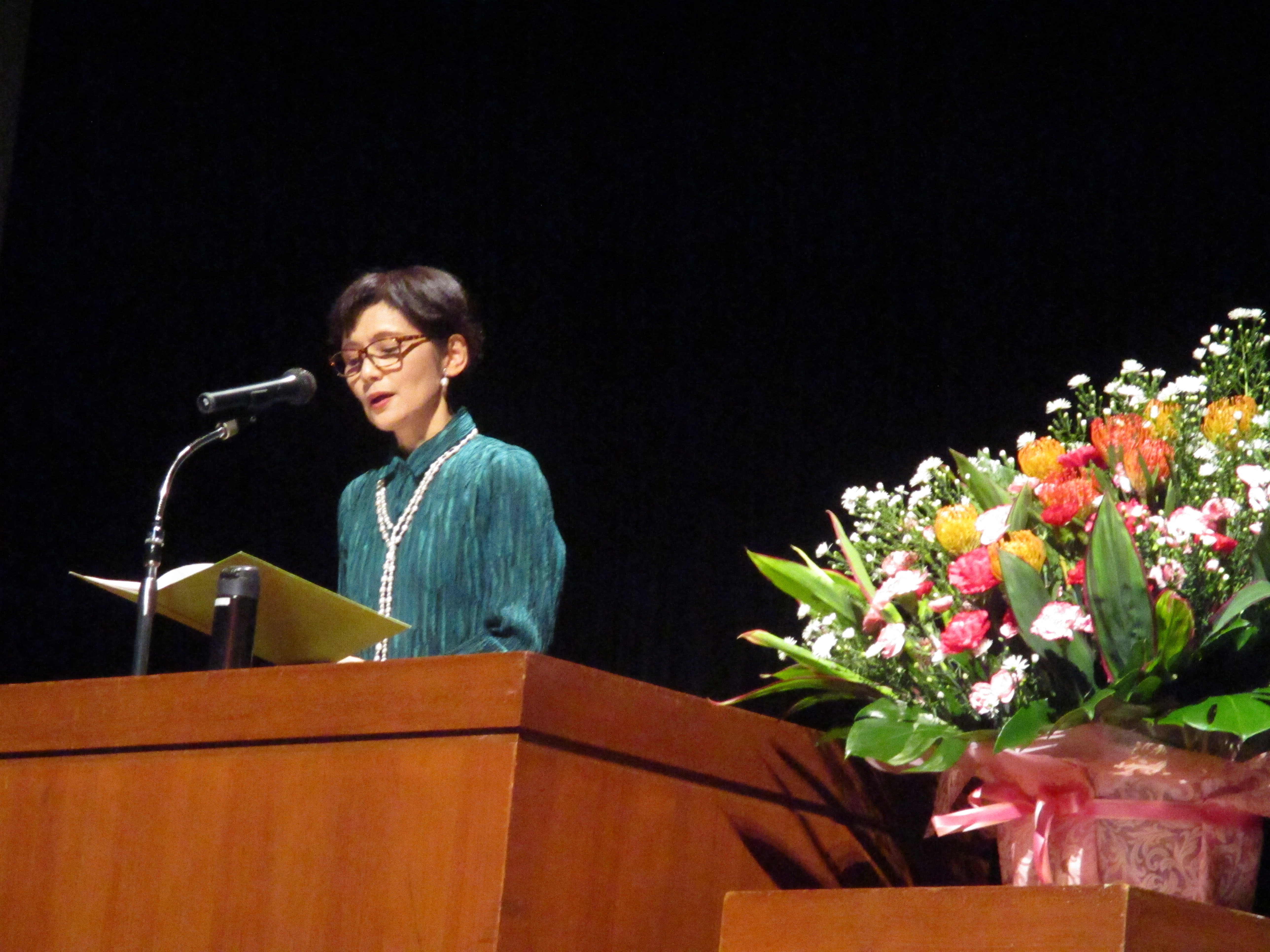 講演会の様子　斉藤とも子さんによる朗読