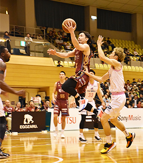 シュートを放つ22番鳴海選手