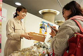 訪れた人に試食をすすめる星さん