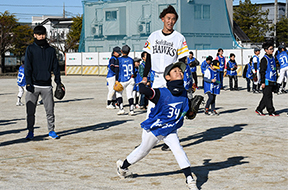 ボールの投げ方を指導する三森選手(中央奥)