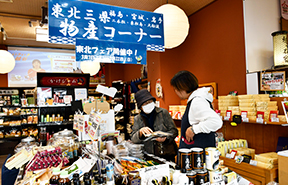 大船渡市の物産を紹介する福山さん(写真右)