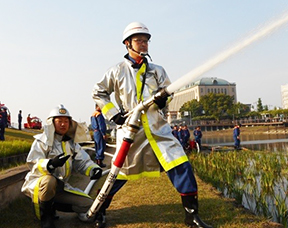 消防団による放水訓練の様子