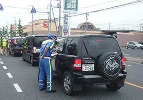 警察官と地域ボランティアが安全運転を呼びかけました