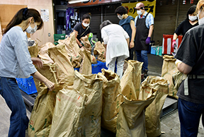 寄付された野菜を運営者の皆さんで仕分けていますン