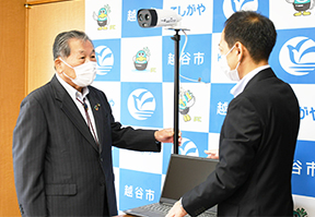 カメラの使用方法について説明を受ける高橋市長(左)