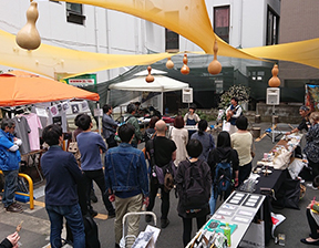 まるななマーケットの路上ライブの様子■