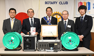 杉本会長(左から2番目)から越谷ロータリークラブの豊田高行会長(中央)へ感謝状が贈られました
