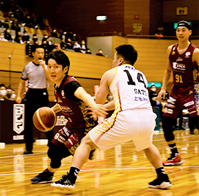 ゴール下に切り込む二ノ宮選手