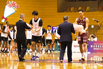 花束を受け取る保岡選手(左)と落合選手(右)