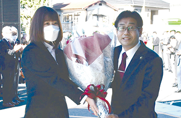 初登庁し、職員から花束の贈呈を受ける福田市長