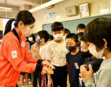 鈴木亜弥子さんが千間台小で講演会