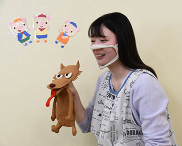 保育所で「口元の見えるマスク」の使用を開始