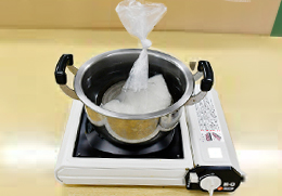 鍋に湯を沸かし、鍋底に皿を1枚沈める。を鍋に入れて20分ほど中火で加熱する