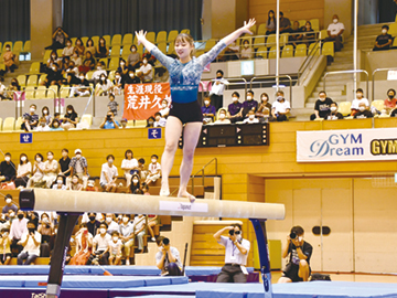 体操・新体操選手がダイナミックな技を披露