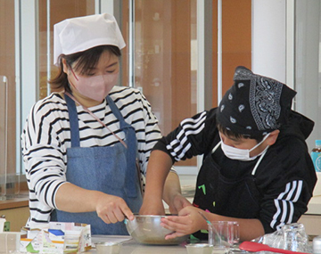 食材使い切りレシピで親子一緒にピザ作り