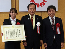 麺や雫店主の山本理恵さん、上田清司知事、従業員の岡田健太郎さん