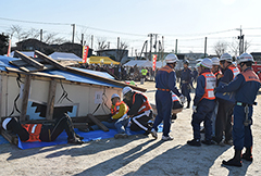 倒壊家屋の模型を使った救出訓練も行われました