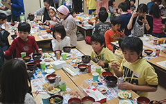 にぎやかな食事風景