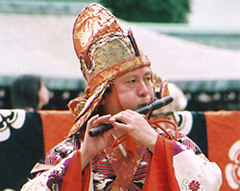 明治神宮での演奏会で龍笛を吹く安齋さん