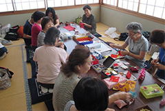 活動の一例(女性会員による小物作り)