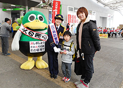 一日消防署長を務めた赤堀さん(右から3番目)