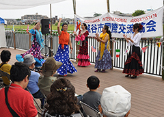 ステージでは各国の踊りなどを披露