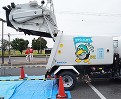 収集車を間近で見学できます