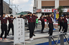 息の合った踊りで観客を沸かせる越ヶ谷高校女子ダンス部