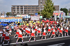 金管バンドとバトンを披露した東越谷小学校&PTA