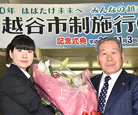 越谷市長初登庁