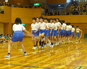 皆で息を合わせて長縄を跳びます