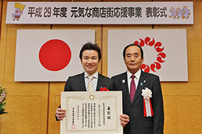 上田清司知事（右）から表彰された流カイロプラクティック店主の流岳史さん
