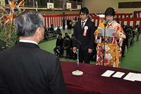 市長の前で誓いの言葉を述べる(左から)安生さんと中村さん