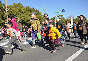 0.5kmを走る親子の部では息の合った親子の走りが見られました