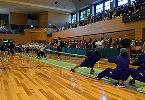 必死に踏ん張る選手の姿に声援もひときわ大きくなりました