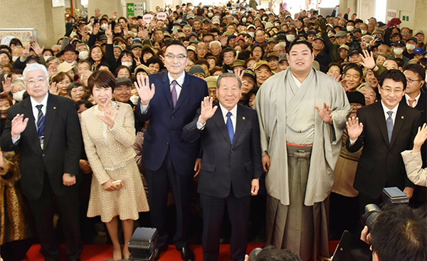 ��橋市長(中央)の右が阿炎関、左が錣山親方