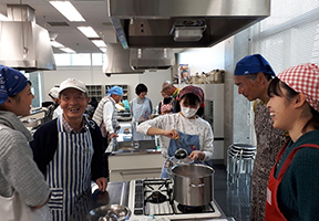 学生と参加者一緒に料理を作ります