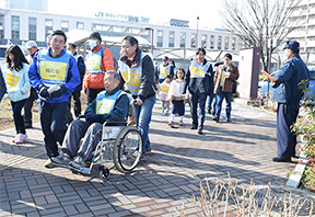 車いす避難体験などを行い、支え合う重要性も学びました