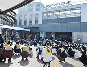 駅前で行われた帰宅困難者対策訓練