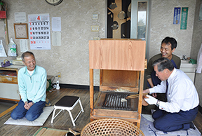 せんべいの手焼きを体験する高橋市長