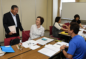 「にほんご学習」の様子を見学する高橋市長