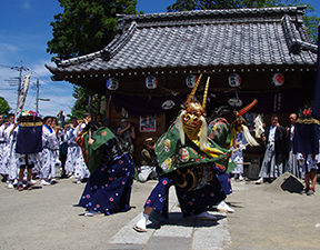 獅子が家内安全などを祈って舞います