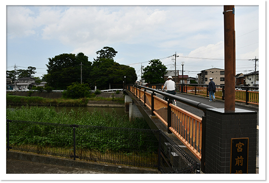 現在の宮前橋。橋の下を流れる元荒川の流れは今も穏やか