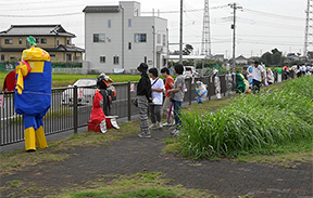 個性豊かな創作かかしが並んだ四季の里