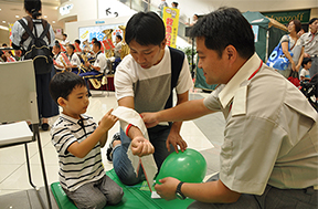 三角布を巻いて止血する止血法を学ぶ