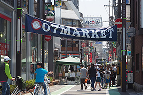 多くの来場者でにぎわう「まるなな通り」